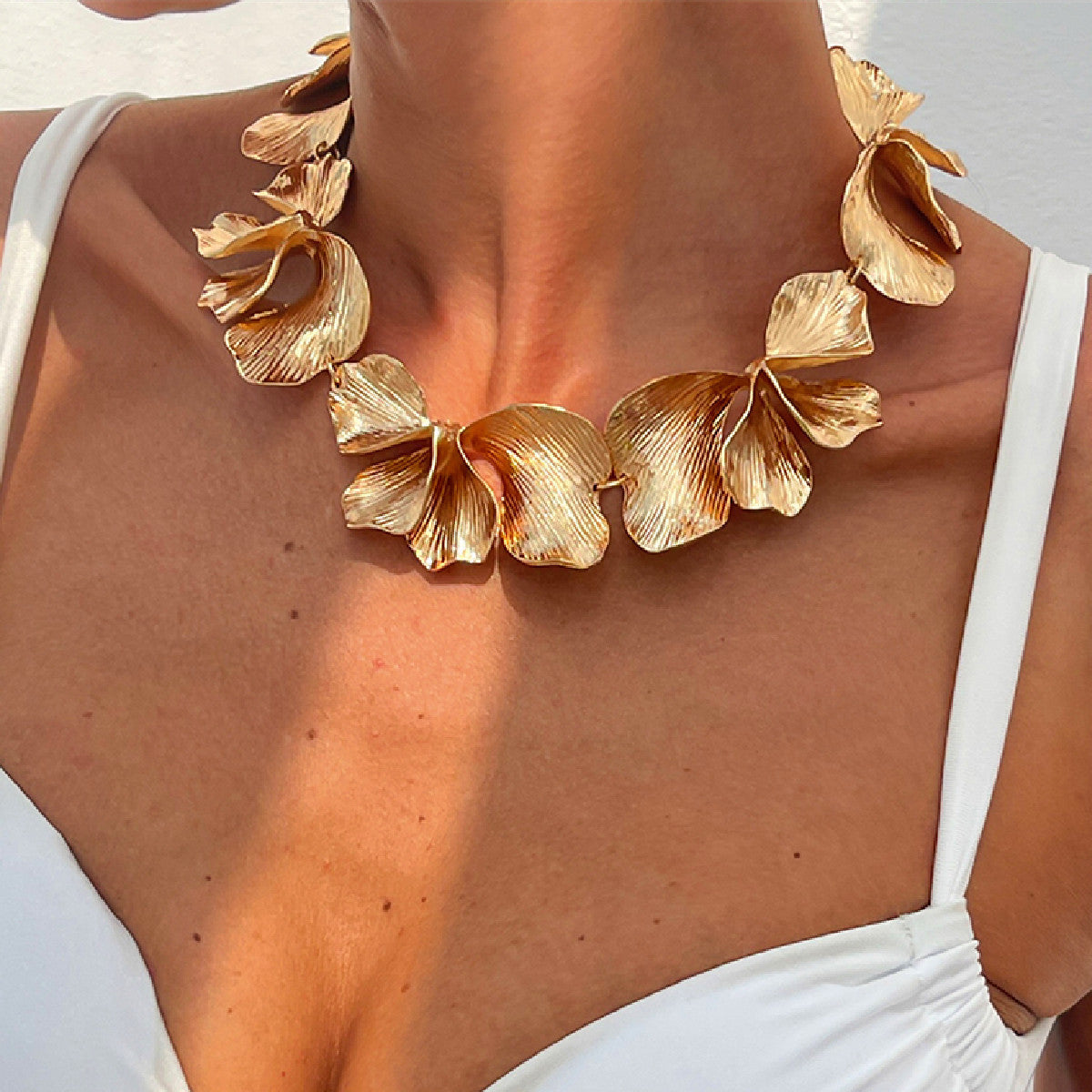 Fashion Pleated Texture Flower Necklace Unique Design